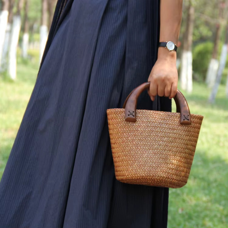 Handmade Wood Handle Straw Bag Vintage Woven Handbags Seaside Vacation Bag Rattan Bucket Bag