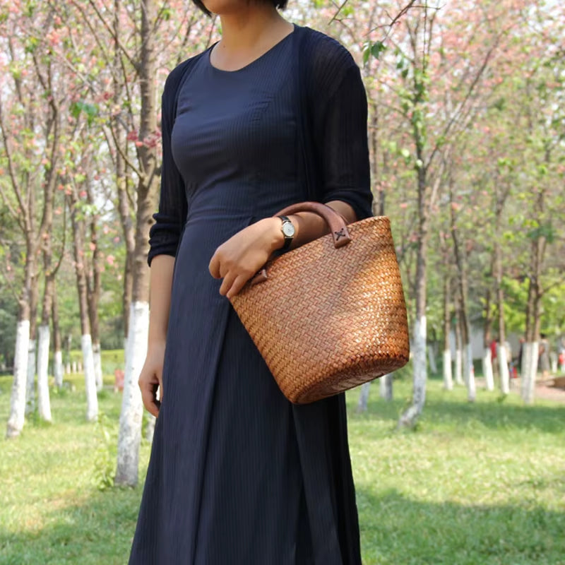 Handmade Wood Handle Straw Bag Vintage Woven Handbags Seaside Vacation Bag Rattan Bucket Bag