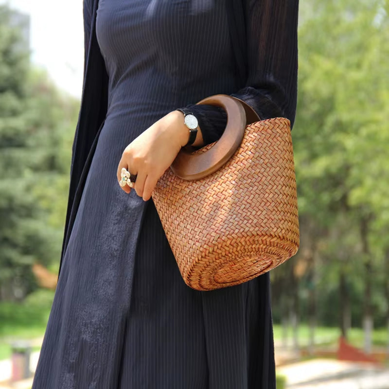 Handmade Wood Handle Straw Bag Vintage Woven Handbags Seaside Vacation Bag Rattan Bucket Bag